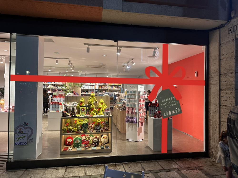 Escaparate de Navidad de Mochi tienda de regalos en Motril